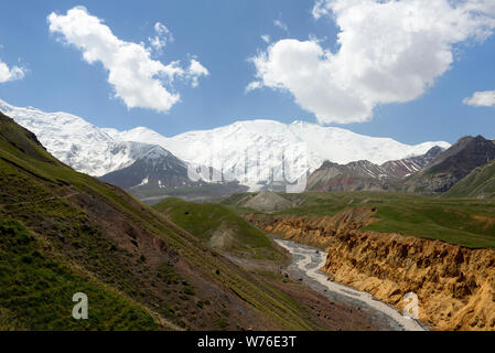 Die schöne Pamir, trekking Ziel. Blick auf den Peak Lenin und den Fluss, Kirgisistan, Zentralasien. Stockfoto