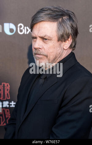 Amerikanischer Schauspieler Mark Hamill wirft, wie er auf dem roten Teppich für die China Premiere von Star Wars ist sein Film ankommt: Der letzte Jedi", auch bekannt als tar W Stockfoto