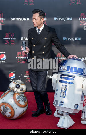 Hong Kong Schauspieler und Sänger Louis Koo wirft, wie er auf dem roten Teppich für die China Premiere des Films Star Wars: Der letzte Jedi", auch bekannt Stockfoto