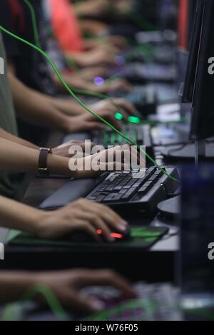 ---- Besucher online spielen Spiele im 15. China Digital Entertainment Expo, auch als ChinaJoy 2017 in Shanghai, China, 27. Juli 2017 bekannt. Stockfoto