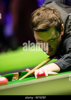 Ricky Walden von England spielt einen Schuß zu Shaun Murphy von England in ihrer vierten Runde während der BETWAY UK Championship Snooker Turnier 2017 Stockfoto