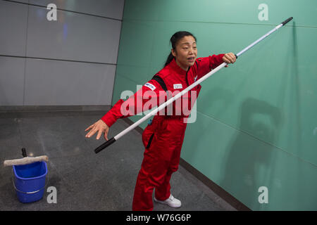 Japanische Reinigung Arbeitnehmer Haruko Niitsu Aktien ihre Berufserfahrung in einer Toilette im Shenzhen Bahnhof Nord in Shenzhen City, South China Guangd Stockfoto