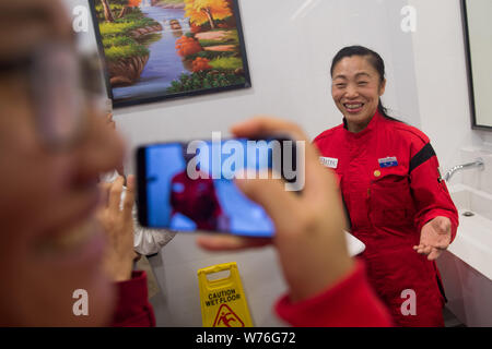 Japanische Reinigung Arbeitnehmer Haruko Niitsu Aktien ihre Berufserfahrung in einer Toilette im Shenzhen Bahnhof Nord in Shenzhen City, South China Guangd Stockfoto