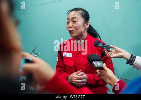 Japanische Reinigung Arbeitnehmer Haruko Niitsu in einer Toilette im Shenzhen Bahnhof Nord in Shenzhen City interviewt wird, die südchinesische Provinz Guangdong Stockfoto
