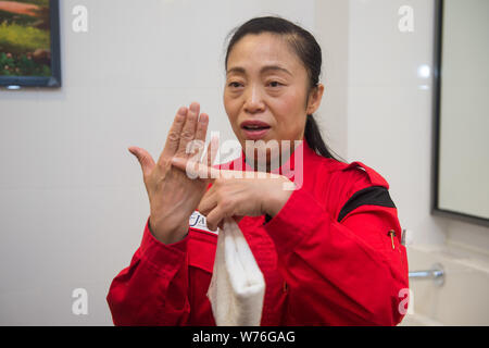 Japanische Reinigung Arbeitnehmer Haruko Niitsu Aktien ihre Berufserfahrung in einer Toilette im Shenzhen Bahnhof Nord in Shenzhen City, South China Guangd Stockfoto