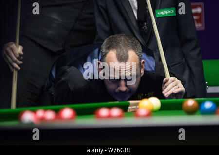 Mark Selby von England hält einen Schuß zu Mark Williams von Wales in einem Achtel-Finale während der 2017 Internationale Meisterschaft snooker tournamen Stockfoto
