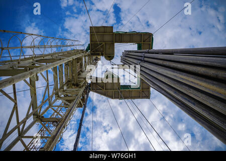 Öl und Gas Bohranlage onshore Dessert mit dramatischen cloudscape. Öl Bohrinsel Arbeit auf der Bohrinsel in der Öl- und Gasindustrie. Stockfoto