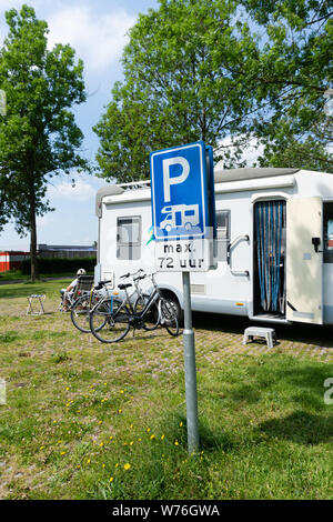 Wohnmobil Parkplatz Passantenhaven de Kalkovens, Gorredijk, Friesland, Niederlande. Blaue Verkehrszeichen und geparkte Mobilheime. Stockfoto