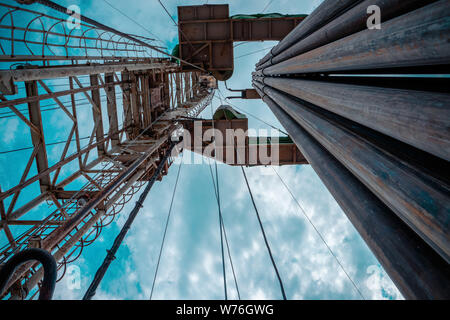 Öl und Gas Bohranlage onshore Dessert mit dramatischen cloudscape. Öl Bohrinsel Arbeit auf der Bohrinsel in der Öl- und Gasindustrie. Stockfoto