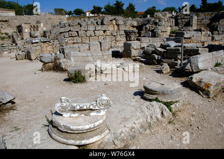 Griechenland. Alt-korinth (polis). Ruinen der archäologischen Stätte. Im Vordergrund steht der Ionischen Hauptstadt mit Voluten. Region Peloponnes. Stockfoto