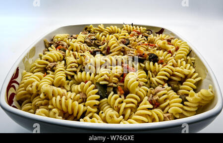 Kalten Sommer Salat, Fusilli italienische Pasta, Pasta fredda, in weiße Schüssel Stockfoto