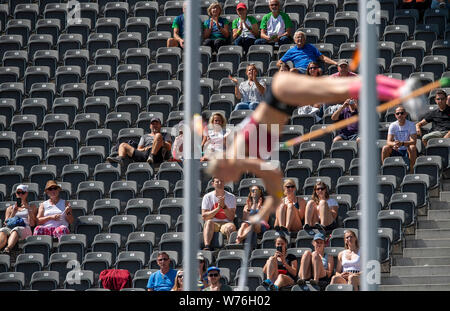 Berlin, Deutschland. 03 Aug, 2019. Funktion, die Zuschauer sehen Sieger Lisa RYZIH (ABC Ludwigshafen) springen. Pole Vault's Frauen Finale am 03.08.2019. Deutsche Leichtathletik Meisterschaften 2019, vom 03.08. - 04.08.2019 in Berlin/Deutschland. | Verwendung der weltweiten Kredit: dpa/Alamy leben Nachrichten Stockfoto