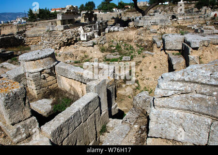 Griechenland. Alt-korinth (polis). Ruinen der Mauer der Triglyphen. Region Peloponnes. Stockfoto