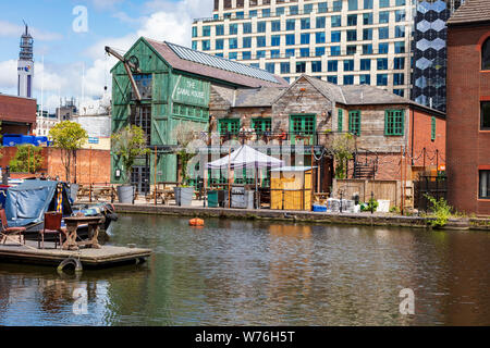 Ein Blick über die Canal Street Basin auf der Neuen Mainline Kanal in Richtung Canal House Pub mit Trinker auf dem Balkon und schmalen Boote, Birmingham, Großbritannien Stockfoto
