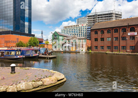 Ein Blick über die Canal Street Basin auf der Neuen Mainline Kanal in Richtung Canal House Pub mit Trinker auf dem Balkon und schmalen Boote, Birmingham, Großbritannien Stockfoto