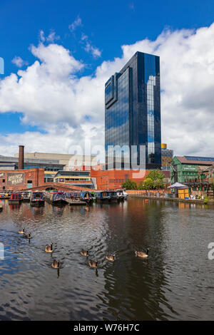 Ein Blick über die Canal Street Basin auf der Neuen Mainline Kanal in Richtung Hyatt Regency Hotel und angelegten schmalen Boote, Birmingham, Großbritannien Stockfoto