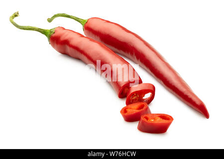 Ein ganzes und einem Schnitt rote Chili isoliert auf Weiss. Stockfoto