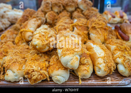 Stapel von Fleisch Glasschlacke bun auf Fach bei der Konditorei. Stockfoto