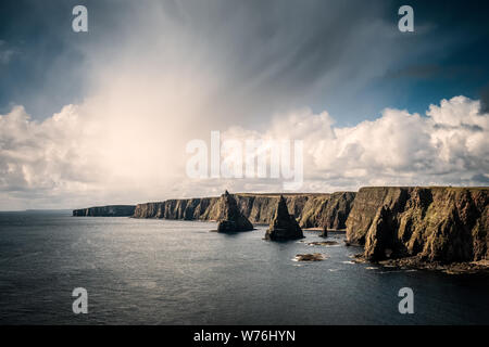 Thirle Tür und die Stapel von Duncansby neben den steilen Klippen und Kiesstrand in Duncansby Head in Schottland Stockfoto