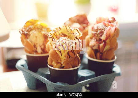 Vier Hong Kong Waffeln in cups Essen Lieferung Stockfoto