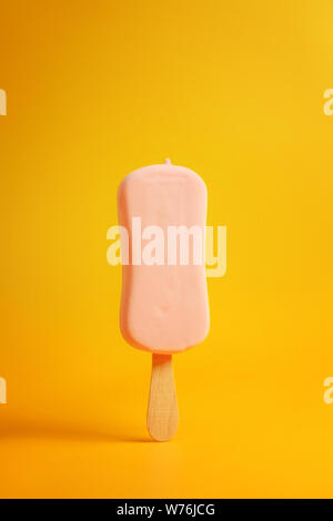 Rosa Eis popsicle auf gelbem Hintergrund Stockfoto