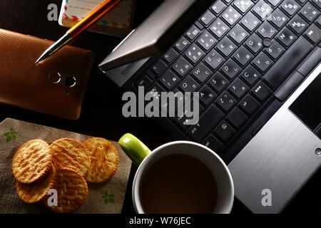 Overhead, Foto, Laptop, Kaffee, Kugelschreiber, Notebook, Cracker, und ein -Smartphone Stockfoto