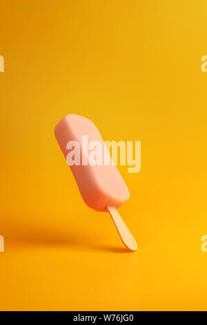 Rosa Eis popsicle auf gelbem Hintergrund Stockfoto