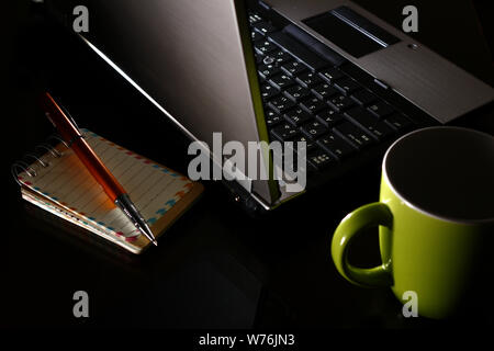 Overhead, Foto, Laptop, Kaffee, Kugelschreiber und Notebook. Stockfoto