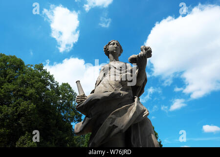 Warschau Polen eines der vielen barocken Statuen in den Saski Gärten (Saxon Gardens) in der Innenstadt von Warschau - dieser Titel ist Herrlichkeit (chwala) Stockfoto