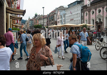 22.06.2019, Innsbruck, Tirol, Österreich, Europa - Menschen entlang der Maria-Theresien-Straße Fußgängerzone im Zentrum der Stadt. Stockfoto