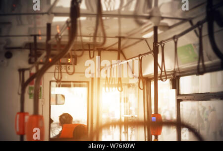 Die Strahlen des Tageslichts machen sich auf den Weg durch die Fenster in die leeren Innenraum der öffentliche Bus, die durch den Fahrer gesteuert wird. Stockfoto