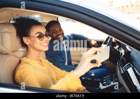 Road Trip. Glückliches Paar unter selfie im Auto. Stockfoto