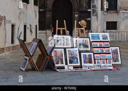 Venezianische Kunst zum Verkauf, in einer ruhigen Ecke der Markusplatz, Venedig, Venetien, Italien, Europa angezeigt. Stockfoto
