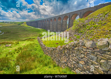 Anzeigen eines grossen alten viktorianischen Eisenbahnviadukt über Tal in ländlichen Landschaft Landschaft Panorama mit Steinmauer Stockfoto