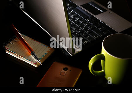 Overhead, Foto, Laptop, Kaffee, Kugelschreiber, Notebook und Smartphone Stockfoto