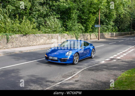 2013 Porsche 911 Carrera 4S Sportwagen auf dem Weg zur Ausstellung der klassischen Oldtimer-Fahrzeuge des Transportwesens Lytham Hall. Beim Festival of Transport werden verschiedene Klassiker, Oldtimer und Prestige-Fahrzeuge ausgestellt. Stockfoto