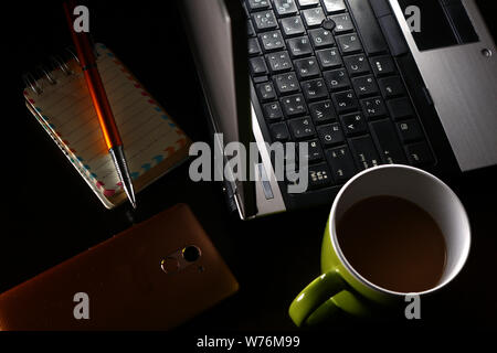 Overhead, Foto, Laptop, Kaffee, Kugelschreiber, Notebook und Smartphone Stockfoto