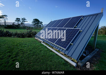 Leben aus dem Netz. Solarmodule Strom für ein off grid Haus in zurück Land Neuseelands. Stockfoto