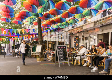 Paris Street Scene-Szene auf Rue des Archives, dauerhaft von Rainbow Symbole im Stadtteil Marais, Paris, Frankreich, Europa eingerichtet. Stockfoto