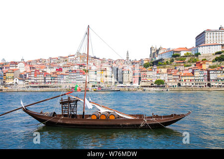 Typisch portugiesischen Boote aus Holz, die in der portugiesischen namens barcos rabelos, der in der Vergangenheit der berühmte Portwein (Portugal) - Bild auf weißem zu transportieren b Stockfoto