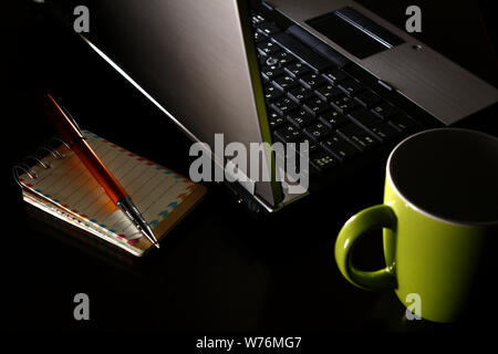 Overhead, Foto, Laptop, Kaffee, Kugelschreiber und Notebook. Stockfoto