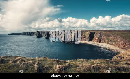 Thirle Tür und die Stapel von Duncansby neben den steilen Klippen und Kiesstrand in Duncansby Head in Schottland Stockfoto