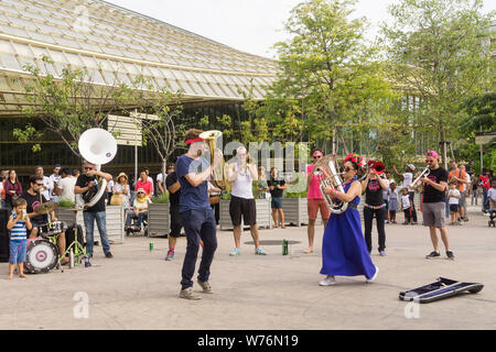 Straße Blasmusik band in Paris - Straßenmusikanten spielen Blasmusik in Les Halles von Paris, Frankreich, Europa. Stockfoto