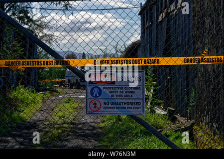 Leuchtend gelbe Bänder warnt vor der Gefahr von Asbeststaub Stockfoto