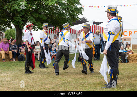 Die traditionelle Illmington Morris Men oder Tänzer unterhaltsam die Masse an der Countryfile Live 2019 Show, Großbritannien Stockfoto