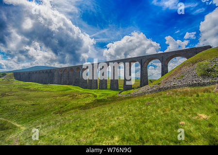 Anzeigen eines grossen alten viktorianischen Eisenbahnviadukt über Tal in ländlichen Landschaft Landschaft panorama Stockfoto