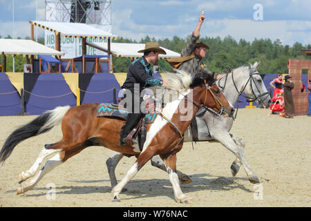 Region Moskau, Russland, Juli 19-21, 2019, II International Equestrian Festival' Ivanovo Feld 'Cowgirl und Cowboy im Barrel Racing Wettbewerb Stockfoto