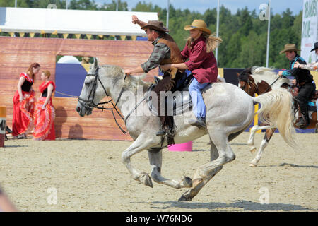 Region Moskau, Russland, Juli 19-21, 2019, II International Equestrian Festival' Ivanovo Feld 'Cowgirl und Cowboy im Barrel Racing Wettbewerb Stockfoto