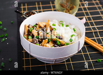 Pfannengerichte mit Huhn, Aubergine und gekochtem Reis - Chinesisches Essen Stockfoto