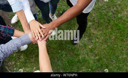 Einheit und Teamarbeit. Studenten setzen Hände zusammen Stockfoto